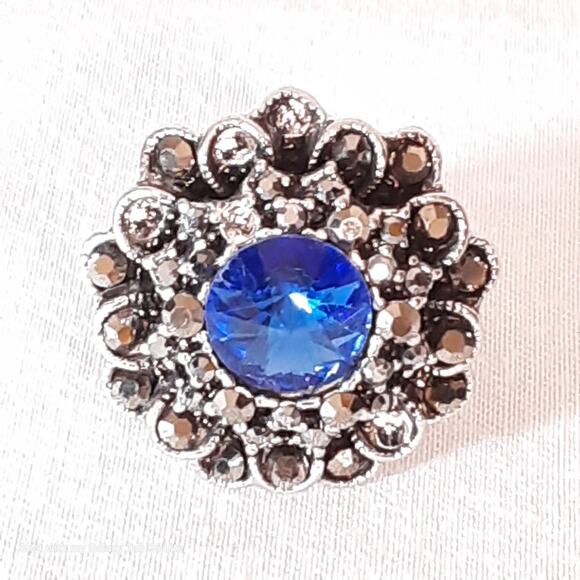Large Cocktail Ring Central Blue Stone Surrounding Black Rhinestones - Picture 3 of 7